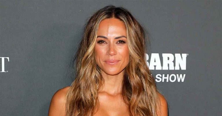 Jana Kramer Is Sorry To Get Her Breast Growth