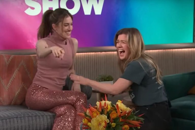 Allison Williams calls Kelly Clarkson to look at Botox front Allison williams calls kelly clarkson to look at botox front