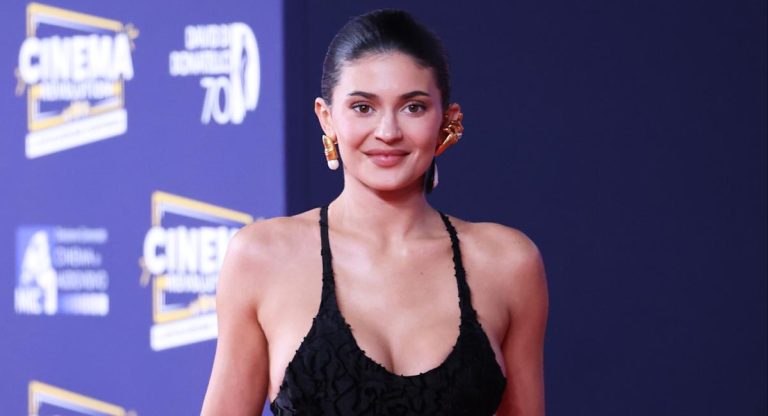 Plastic Surgeon collapses Kylie Jenner’s Natrelle implants and breast increase Plastic surgeon collapses kylie jenner's natrelle implants and breast increase