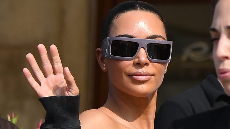Kim Kardashian fans are “terrified” over her strange “Pitgina” as she waves in new photo from Venice’s trip Kim kardashian fans are "terrified" over her strange "pitgina" as